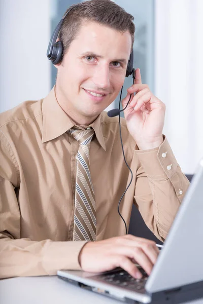 Homem Amigável Com Fone Ouvido Está Trabalhando Casa Escritório Computador — Fotografia de Stock