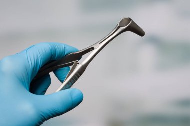 ENT Doktorunun eli ve burun spekulumu.