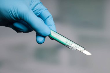 Doktorun elini tek kullanımlık neşterle kapat. 