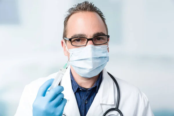 Чоловічий Лікар Медичною Маскою Обличчя Обробляє Шприц Перед Клінічною Кімнатою — стокове фото