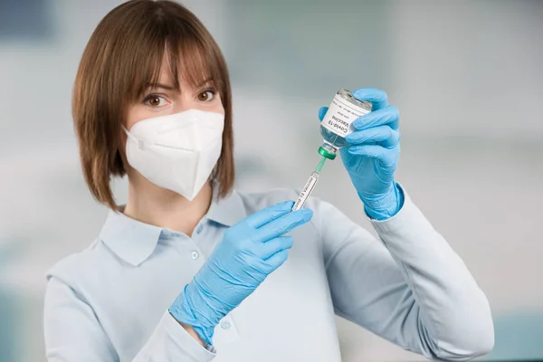 Female Doctor Nurse Wearing Protecting Face Mask Gloves Pulling Syringe — Stock Photo, Image