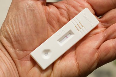 Rapid covid -19 testi negatif sonuçla sonuçlandı. Evde kendi kendine test edilen koronavirüs testini uygula.