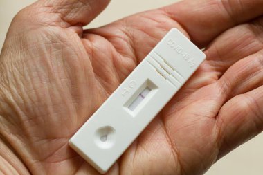 Rapid covid -19 testi negatif sonuçla sonuçlandı. Evde kendi kendine test edilen koronavirüs testini uygula.