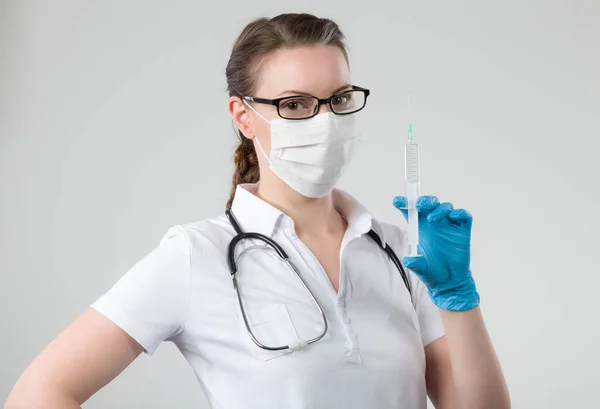 女医生或女护士戴着面罩和手套 带着拔出的注射器 — 图库照片