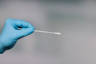 Doktorun eline bir leke testi ya da korona testi için pamuk testi yap.