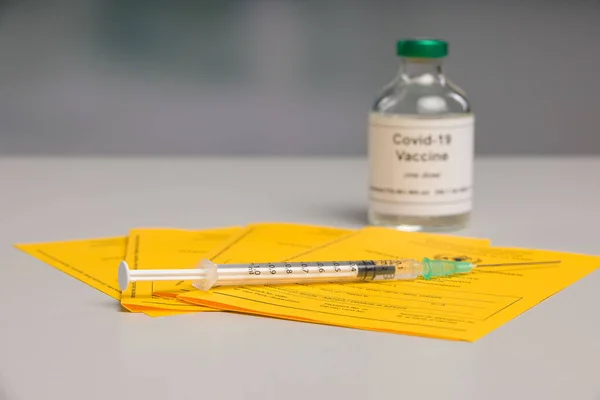 Algunos Certificados Internacionales Vacunación Una Jeringa Con Vacuna Covid — Foto de Stock