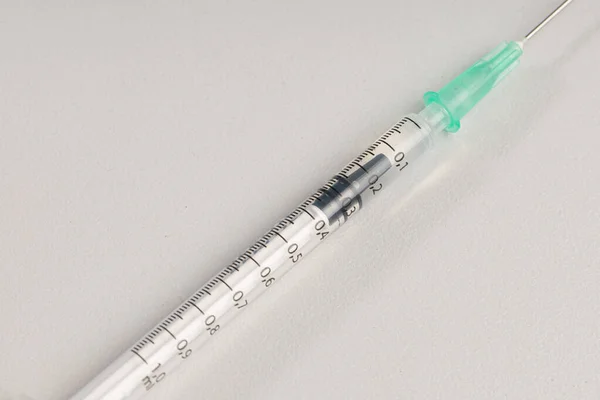 Zbliżenie Strzykawki Pobranej Pomocą Surowicy Szczepień Podobnej Szczepionki Przeciw Koronawirusowi — Zdjęcie stockowe