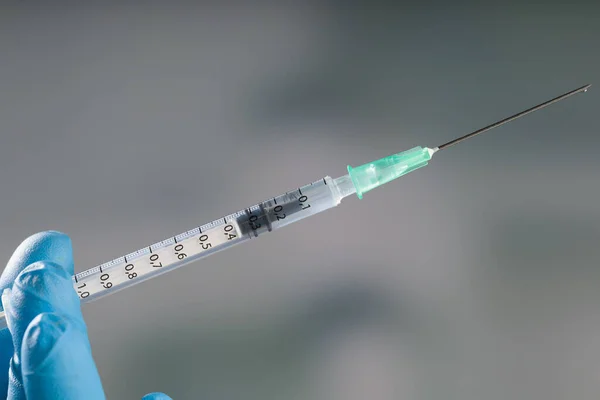 Nær Legens Hånd Medisinske Hansker Med Sprøyte Med Coronavirus Vaksine – stockfoto