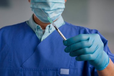 Doktorun elini tıbbî eldivenlerle kapat. Aşı için şırınga hazırla.