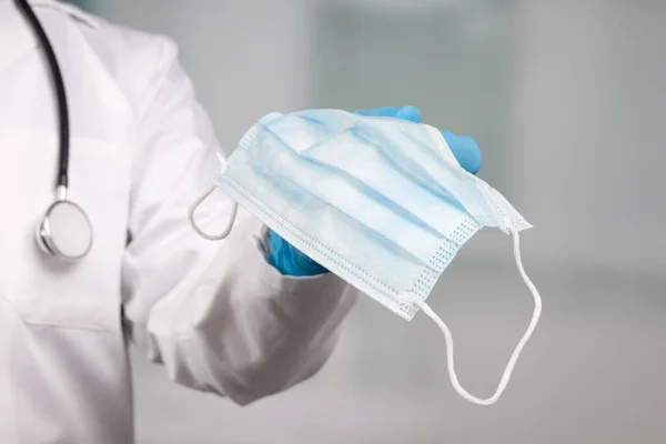 Närbild Läkarens Händer Med Medicinsk Ansiktsmask För Skydd Mot Koronavirusinfektion — Stockfoto