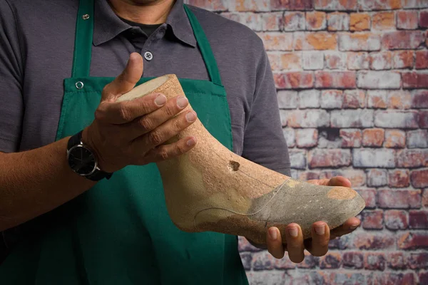 Close Orthopedic Shoemaker Hand Controlling Individual Wooden Last Front Old — Stock Photo, Image