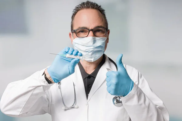 Arts Met Een Medisch Gezichtsmasker Medische Handschoenen Die Een Spuit — Stockfoto