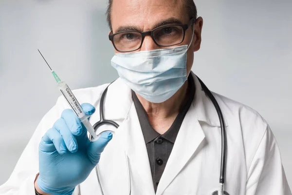 Doctor Medical Face Mask Medical Gloves Presenting Syringe Pulled Coronavirus — Stock Photo, Image