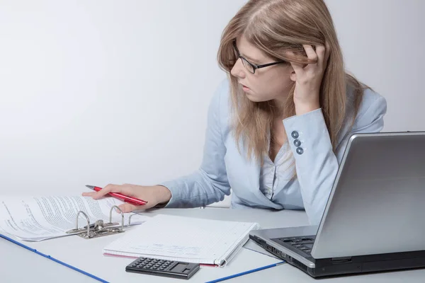 Joven Mujer Negocios Que Trabaja Con Documentos Una Computadora Portátil — Foto de Stock