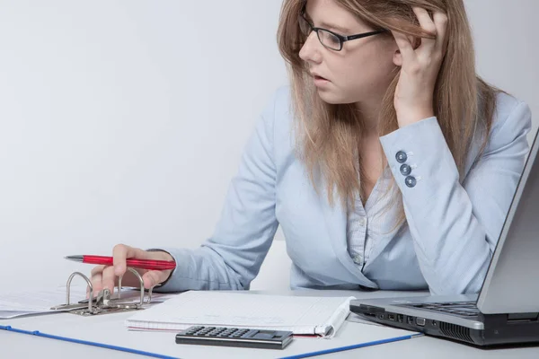 Joven Mujer Negocios Que Trabaja Con Documentos Una Computadora Portátil — Foto de Stock