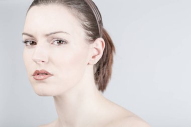 Genç ve güzel bir kadın elinde şaşkın duygusal ifadeler ve ısırıklar gösterir.