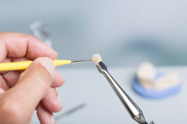 Close Trabalhos Pintura Dentição Artificial Com Pincel Laboratório Odontológico — Fotografia de Stock
