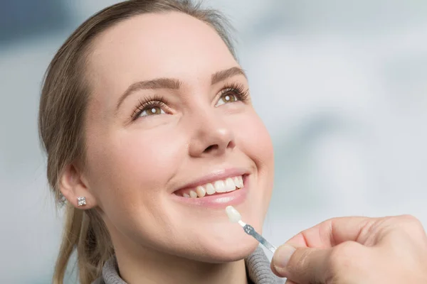 Close Dentist Hand Using Shade Guide Woman Mouth Check Veneer — Stock Photo, Image