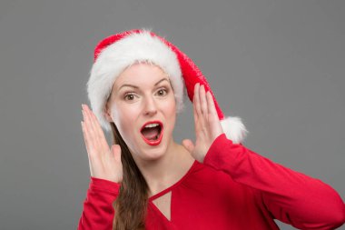 Noel Baba şapkalı genç kadın reklam için bağırıyor.