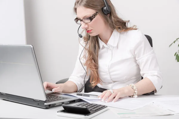 Jeune femme d'affaires au bureau — Photo