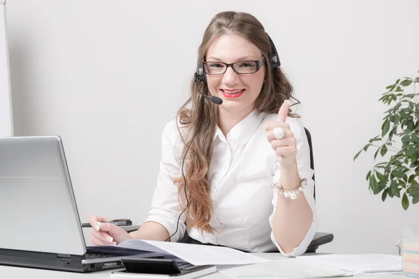 Young business woman at desk — Stock Photo, Image