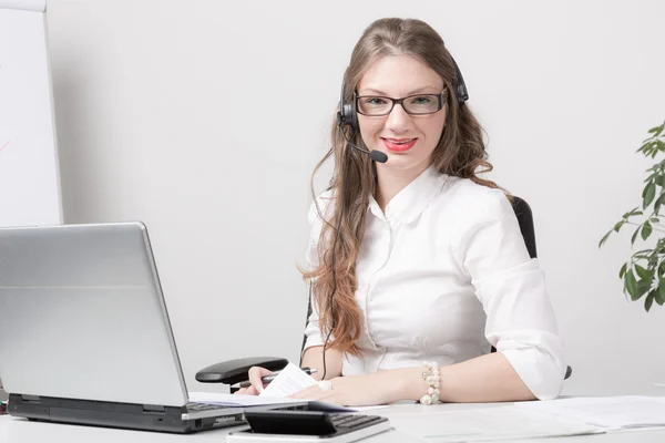 Joven mujer de negocios en el escritorio — Foto de Stock