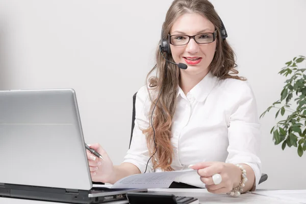 Joven mujer de negocios en el escritorio — Foto de Stock