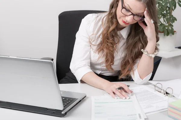 Mujer joven en la oficina — Foto de Stock