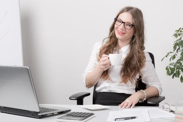 Joven mujer en la oficina toma un café — Foto de Stock