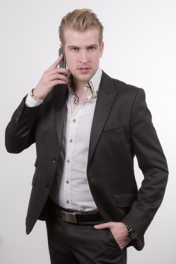 Cep telefonu ile genç iş adamı