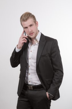 Cep telefonu ile genç iş adamı