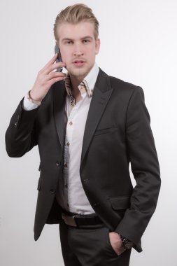 Cep telefonu ile genç iş adamı