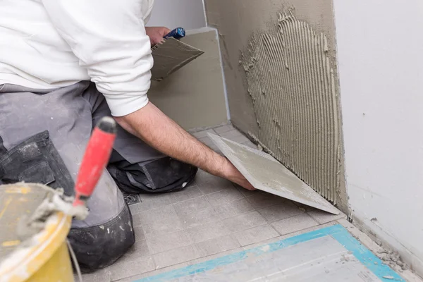 Tiler at work — Stock Photo, Image