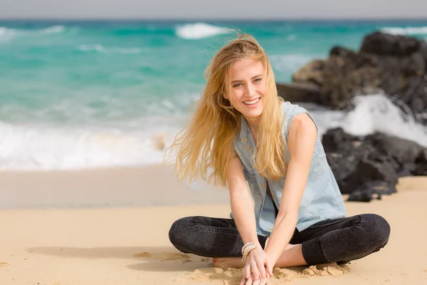 Mujer bonita en la playa —  Fotos de Stock