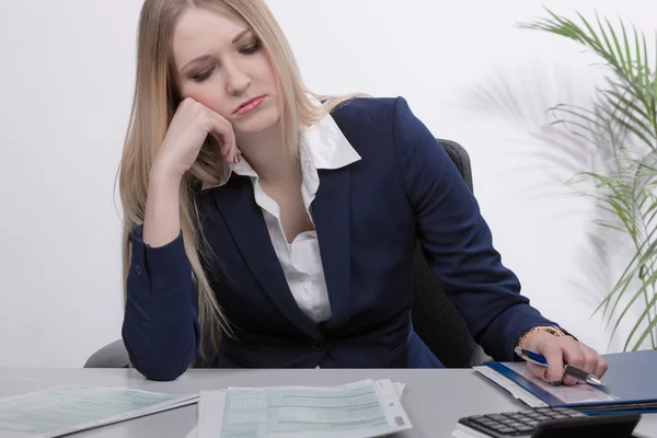 Young business woman at desk — Stock Photo, Image