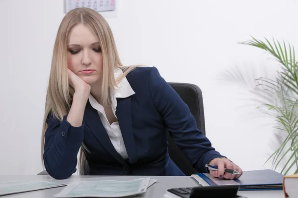 Joven mujer de negocios en el escritorio — Foto de Stock