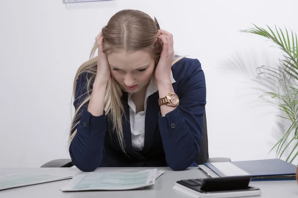 Joven mujer de negocios en el escritorio — Foto de Stock