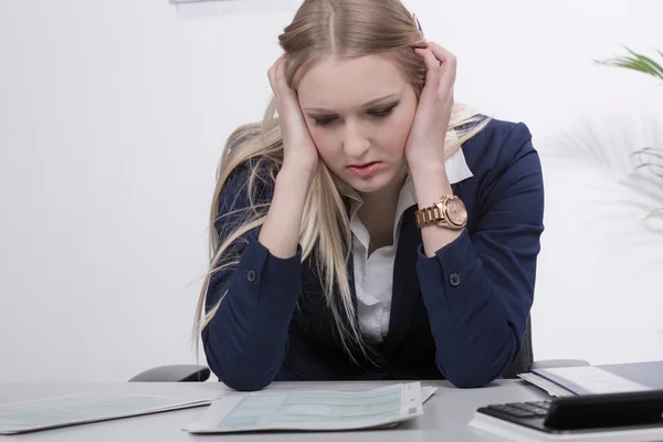 Joven mujer de negocios en el escritorio — Foto de Stock