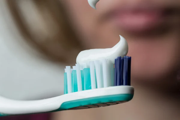 Limpieza de dientes con un corsé dental — Foto de Stock