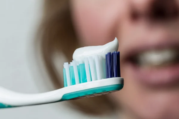 Nettoyage des dents avec un appareil dentaire — Photo