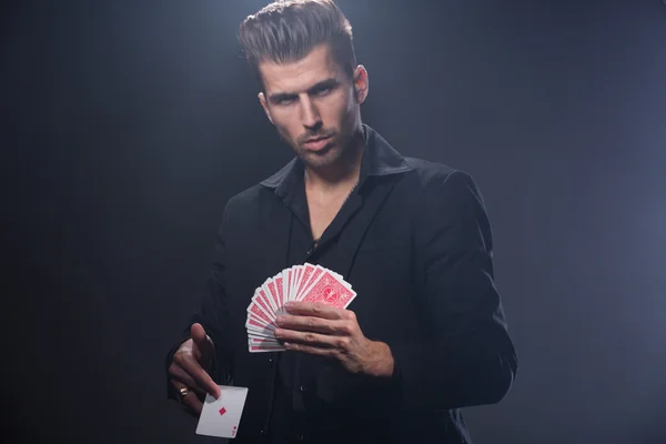 Magicien avec cartes — Photo