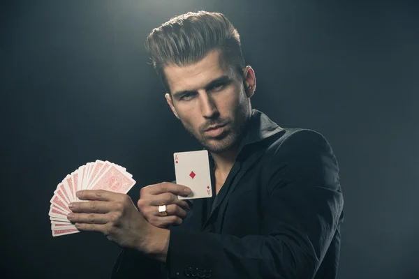 Magicien avec cartes — Photo