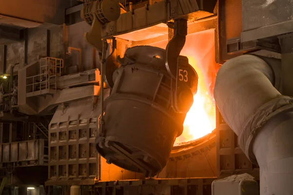 Ein Konverter in einem Stahlwerk — Stockfoto