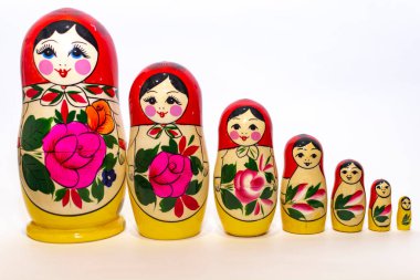 Beyaz arka planda Rus matryoshka bebeği