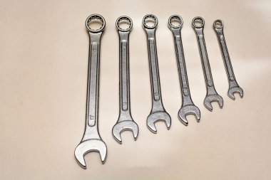 Tamir için bir el aleti. İngiliz anahtarı.