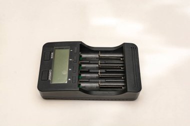 Tamir için bir el aleti. pil şarj edici