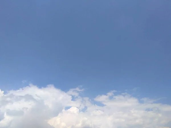 Parlak Bulutlar Sabah — Stok fotoğraf