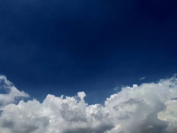 Nuvens Brilhantes Pela Manhã — Fotografia de Stock