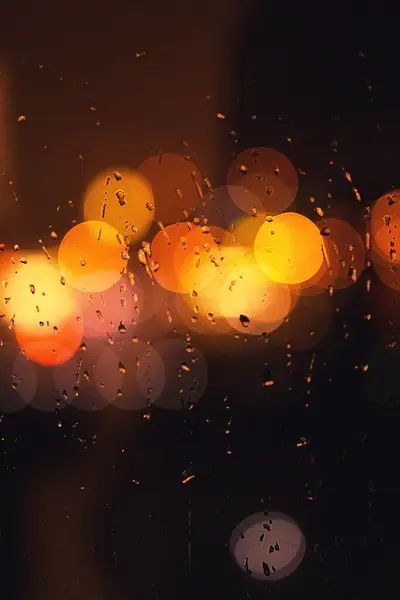 Yağmur damlası penceresindeki bokeh lighs