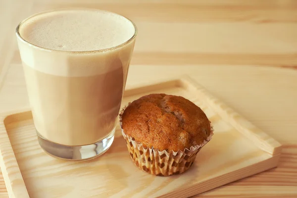 Fincan kapuçino ve muffin; seçici odak